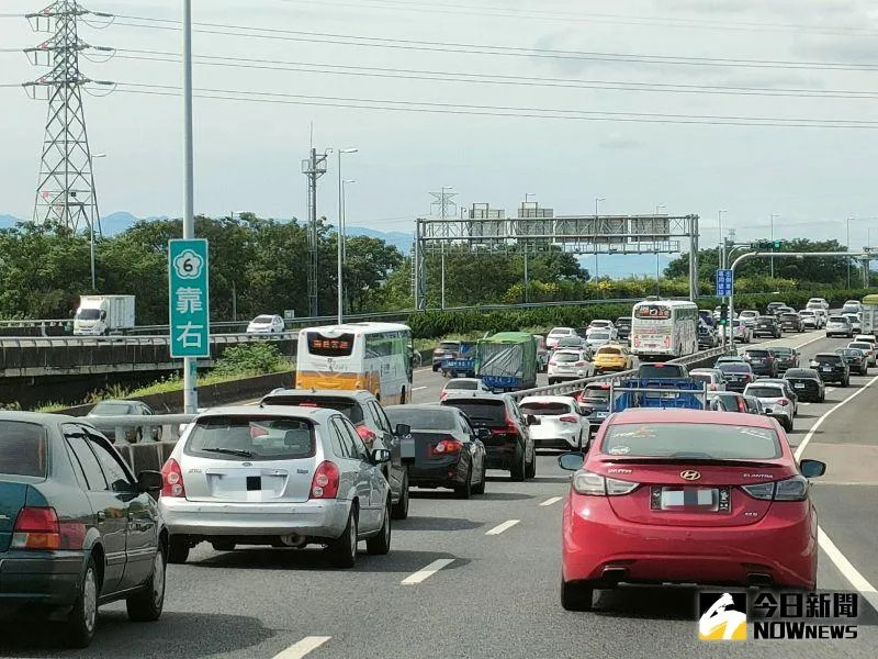 ▲有網友認為，這次連續放10天年假，反倒讓出遊車潮難以預測。（示意圖／記者許若茵攝）