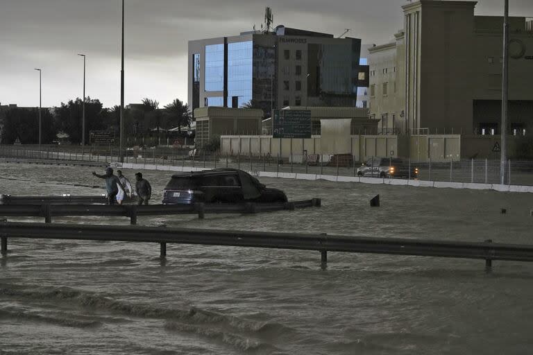 Una autopista inundada en Dubai.