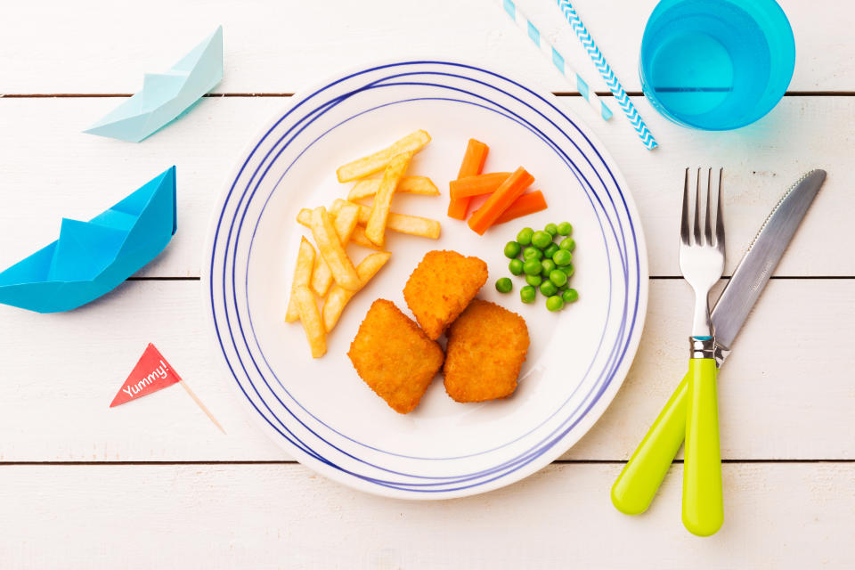 Teööer mot pommes, fischstäbchen, erbsen karotten, essen für kinder