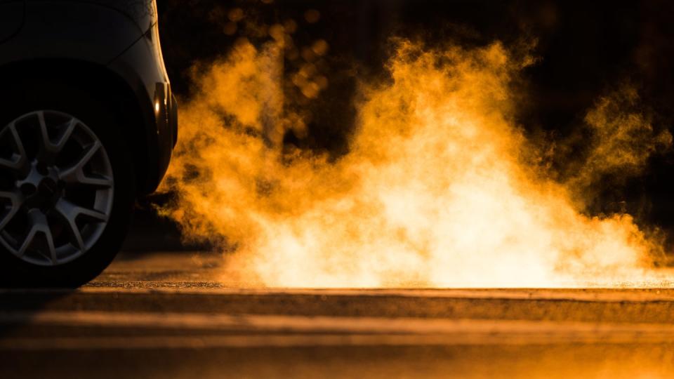 Der Bund hatte Anfang Oktober ein Maßnahmen-Paket beschlossen, das Fahrverbote vermeiden soll. Es sieht höhere Preisnachlässe der Hersteller vor, wenn Kunden alte Diesel in Zahlung geben und sauberere Autos kaufen. Foto: Marcel Kusch