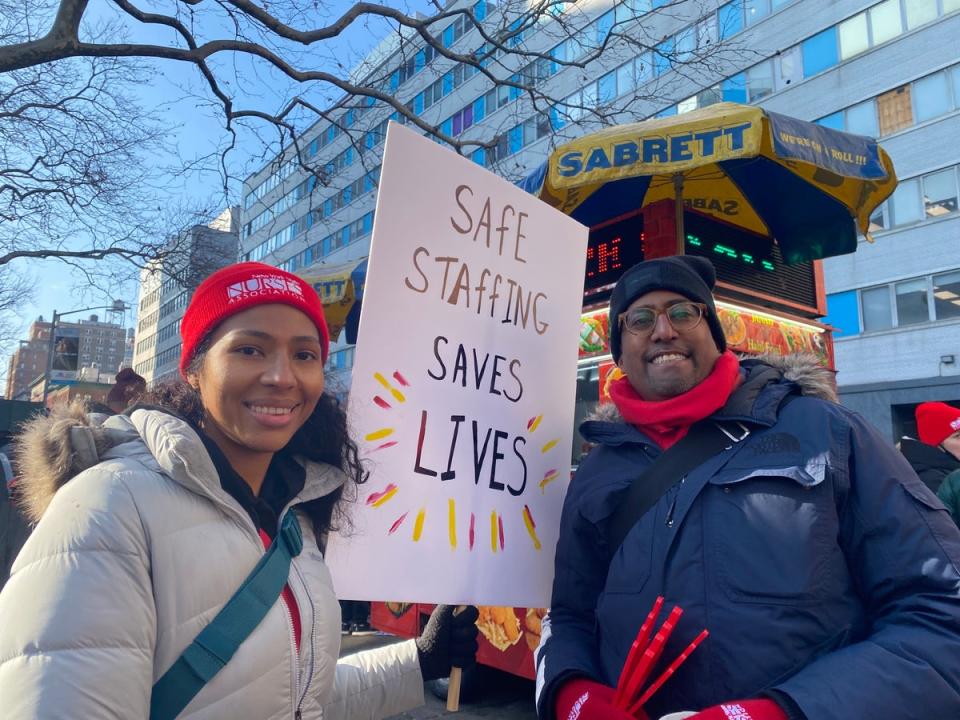 New York nurse Roxanna Garcia, left, and Roy Permaul join hundreds of striking healthcare workers outside Mount Sinai on 9 January. (Alex Woodward/The Independent)