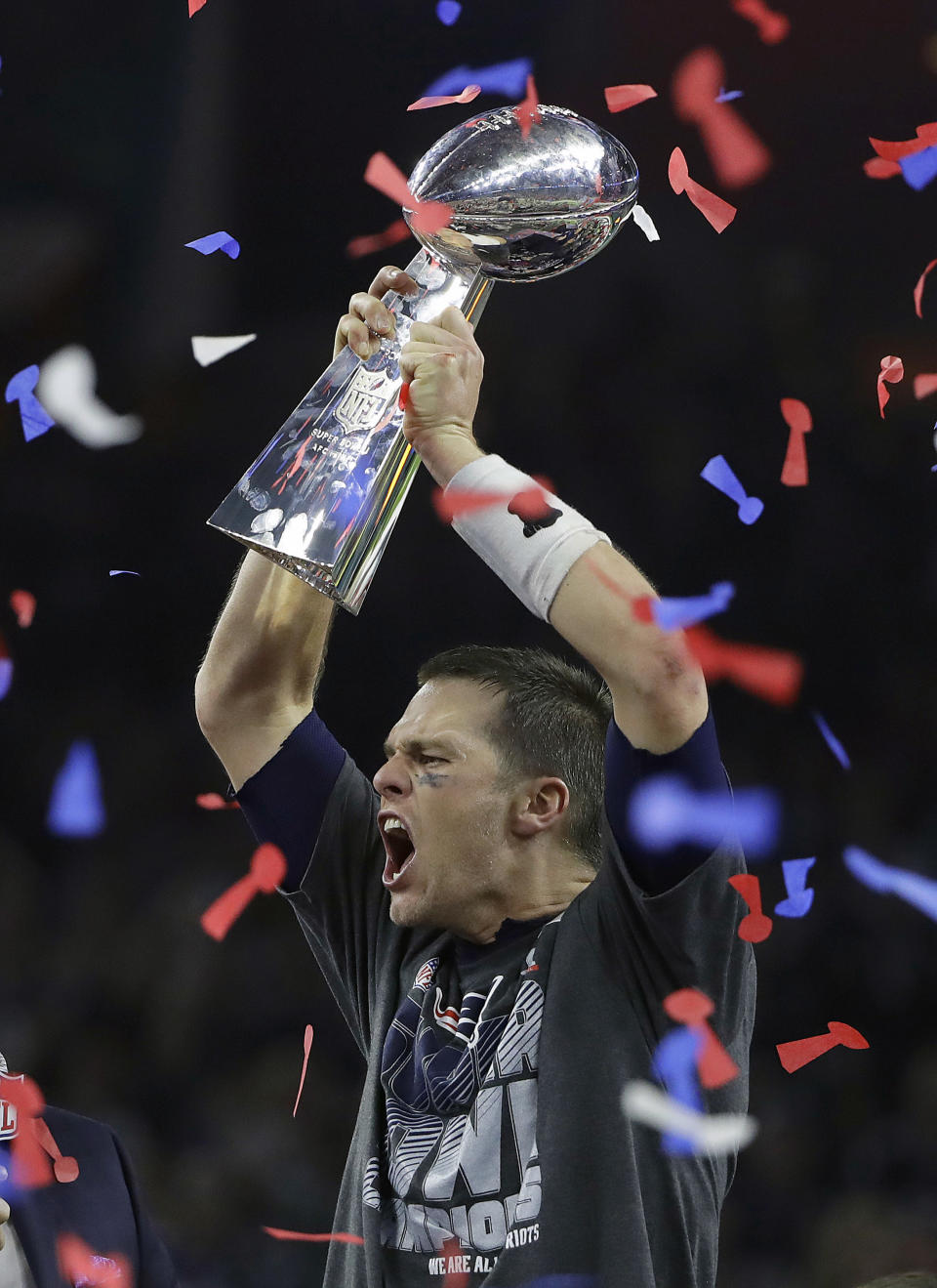 En esta foto delol 5 de febrero del 2017, el quarterback de los Patriots de New England Tom Brady alza el trofeo del Super Bowl tras la victoria de 34-28 sobre los Falcons de Atlanta. (AP Foto/Elise Amendola)