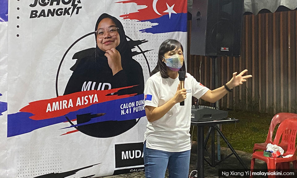 DAP’s Kulai MP Teo Nie Ching speaks at a ceramah session organised by Amira Aisya