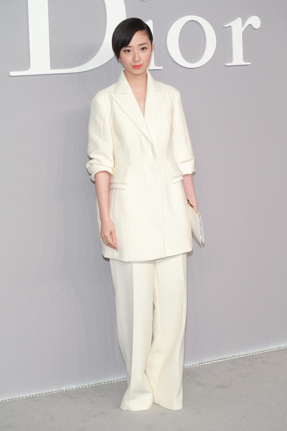 <h3>黑白典雅</h3> <p>桂綸鎂穿上Dior 2014年早秋系列的米色西裝，充滿立體感的繭型西裝外套配上帥氣的後梳頭，展現出亦柔亦剛的時尚態度。</p> <cite>Getty Images</cite>