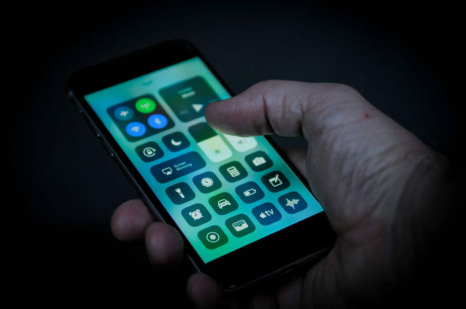<p>iOS 12 ofrece la posibilidad de agrupar las notificaciones, por lo que será más fácil borrarlas desde la pantalla de bloqueo. (Foto: Getty Images). </p>