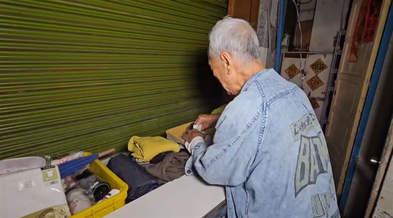 87歲老闆返家拿簡單的衣物、藥品避難。（圖／翻攝畫面）