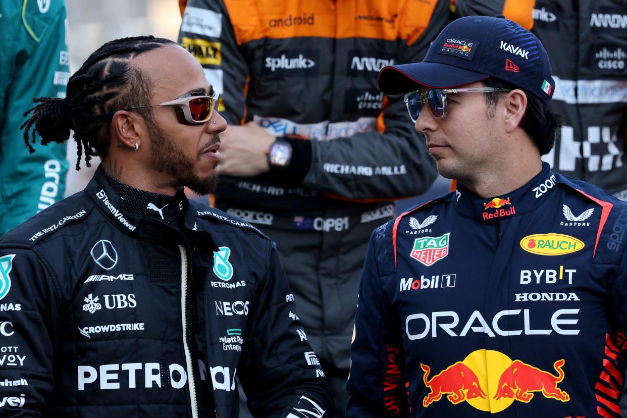 Lewis Hamilton y Checo Pérez ahora se encuentran en una cerrada pelea por el subcampeonato de pilotos. (Foto: GIUSEPPE CACACE/AFP via Getty Images)