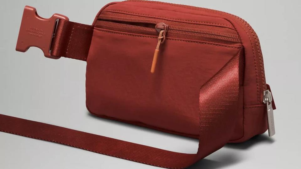 Everywhere Belt Bag 1L en color naranja tierra.