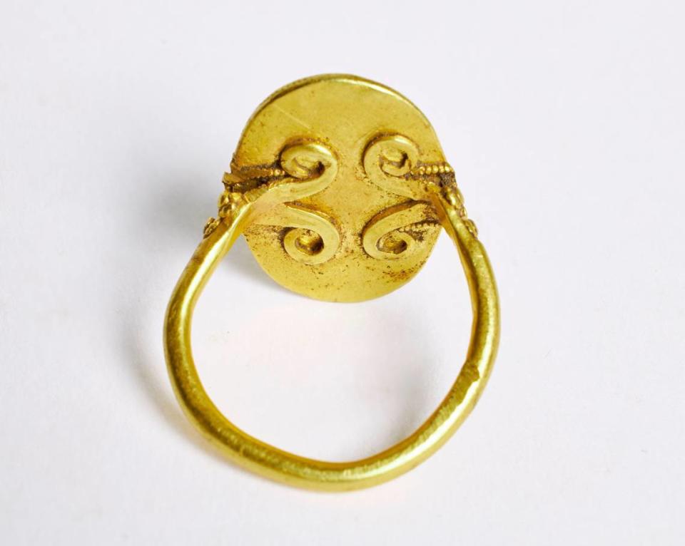 El anillo de oro que se encontró en Emmerlev, visto desde abajo. Signe Worre Sørensen/Museo Nacional de Dinamarca