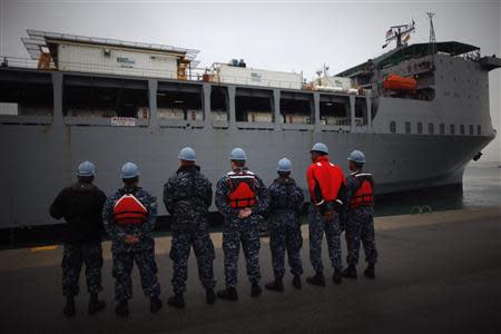 U.S. dock workers wait to tie mooring ropes to the U.S. MV Cape Ray at the naval airbase in Rota, near Cadiz, southern Spain February 13, 2014. REUTERS/Jon Nazca