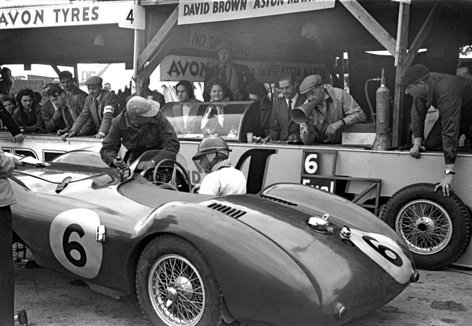 Pat Griffiths y el piloto Peter Collins con Aston Martin DB3S, en uma carrera de1953. (Photo by: GP Library/Universal Images Group via Getty Images)