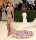 <p>Le mannequin Irina Shayk a opté pour une robe transparente ornée de fleurs pour une inspiration très Adam et Eve. (Photo by Jeff Kravitz/FilmMagic)</p> 