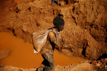 Illegal artisanal gold miners work at an open mine after occupying parts of Smithfield farm, owned by the former President Robert Mugabe's wife Grace Mugabe, in Mazowe, Zimbabwe, April 5, 2018..REUTERS/Philimon Bulawayo