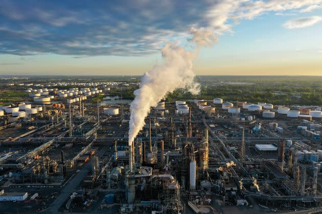 The Phillips 66 oil refinery in Linden, New Jersey, produces home heating oil for the region. (Photo: Anadolu Agency via Getty Images)