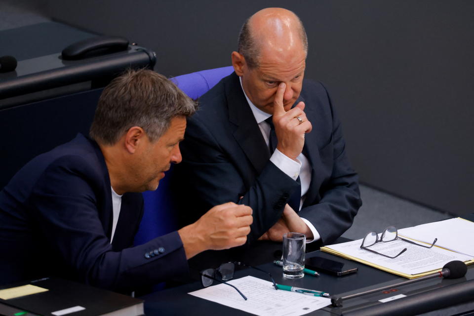 Bundeskanzler Olaf Scholz und Bundeswirtschaftsminister Robert Habeck (Archivbild: REUTERS/Michele Tantussi)