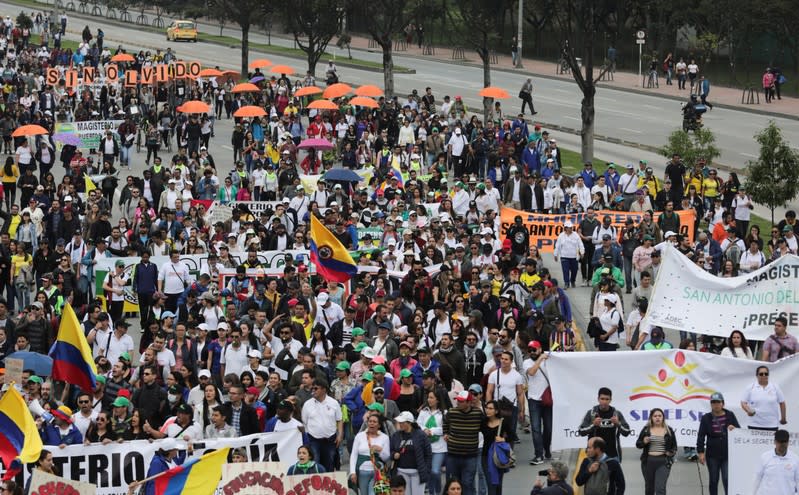 Personas marchan en una jornada nacional de protesta contra las políticas económicas y sociales del Gobierno del presidente Iván Duque en una calle de Bogotá