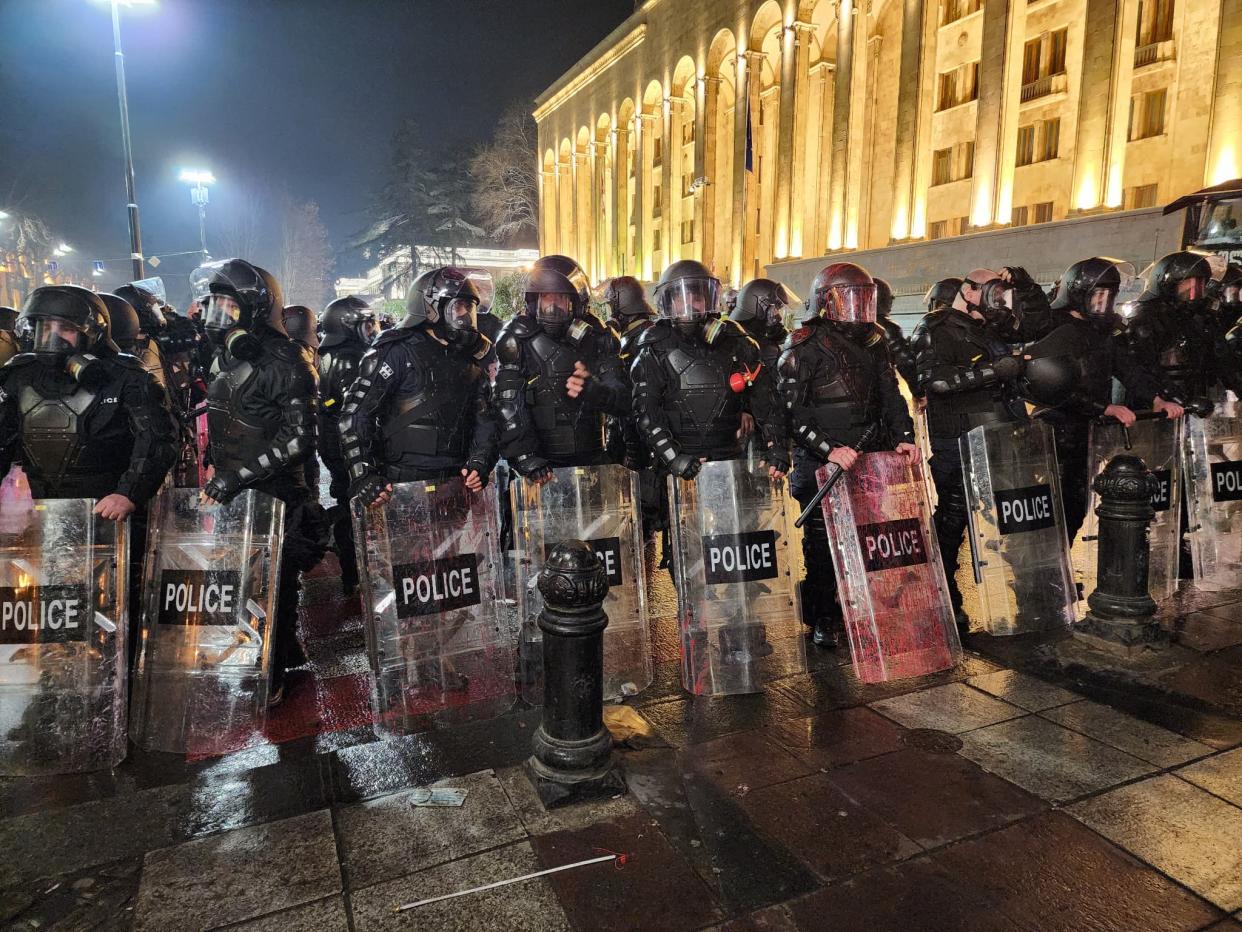 Des policiers géorgiens devant le Parlement à Tbilissi (Géorgie), le 9 mars 2023. - Vano Shlamov