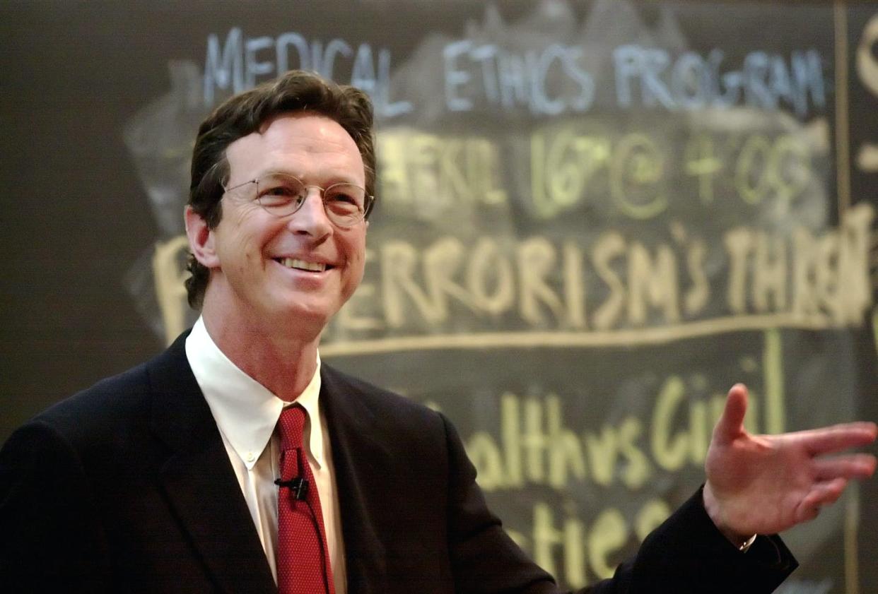 <span class="caption">Michael Crichton durante una intervención en la Universidad de Harvard. </span> <span class="attribution"><a class="link " href="https://en.wikipedia.org/wiki/File:MichaelCrichton.jpg" rel="nofollow noopener" target="_blank" data-ylk="slk:Jon Chase photo / Harvard News Office / Wikimedia Commons;elm:context_link;itc:0;sec:content-canvas">Jon Chase photo / Harvard News Office / Wikimedia Commons</a>, <a class="link " href="http://creativecommons.org/licenses/by/4.0/" rel="nofollow noopener" target="_blank" data-ylk="slk:CC BY;elm:context_link;itc:0;sec:content-canvas">CC BY</a></span>