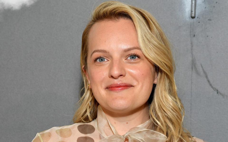 Zuvor schon als Peggy Olson in "Mad Men" erfolgreich, hat Elisabeth Moss mit "The Handmaid's Tale" ihre Paraderolle gefunden: Als Hauptfigur Offred führt sie die Zuschauer durch ein totalitäres System, das Frauen unterdrückt. Bemerkenswert: Auch im wahren Leben lebt Moss in einem wenig weltoffenen System - sie ist Scientologin. Schon als Kind wurde sie durch ihre Eltern damit in Berührung gebracht. (Bild: Pascal Le Segretain/Getty Images for Dior)