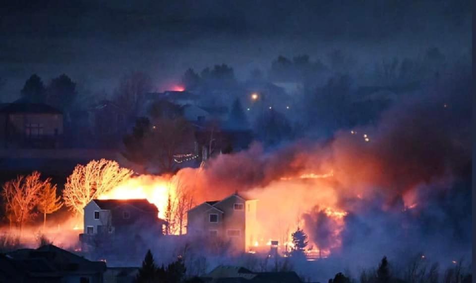 Un sobborgo della zona di Boulder in fiamme