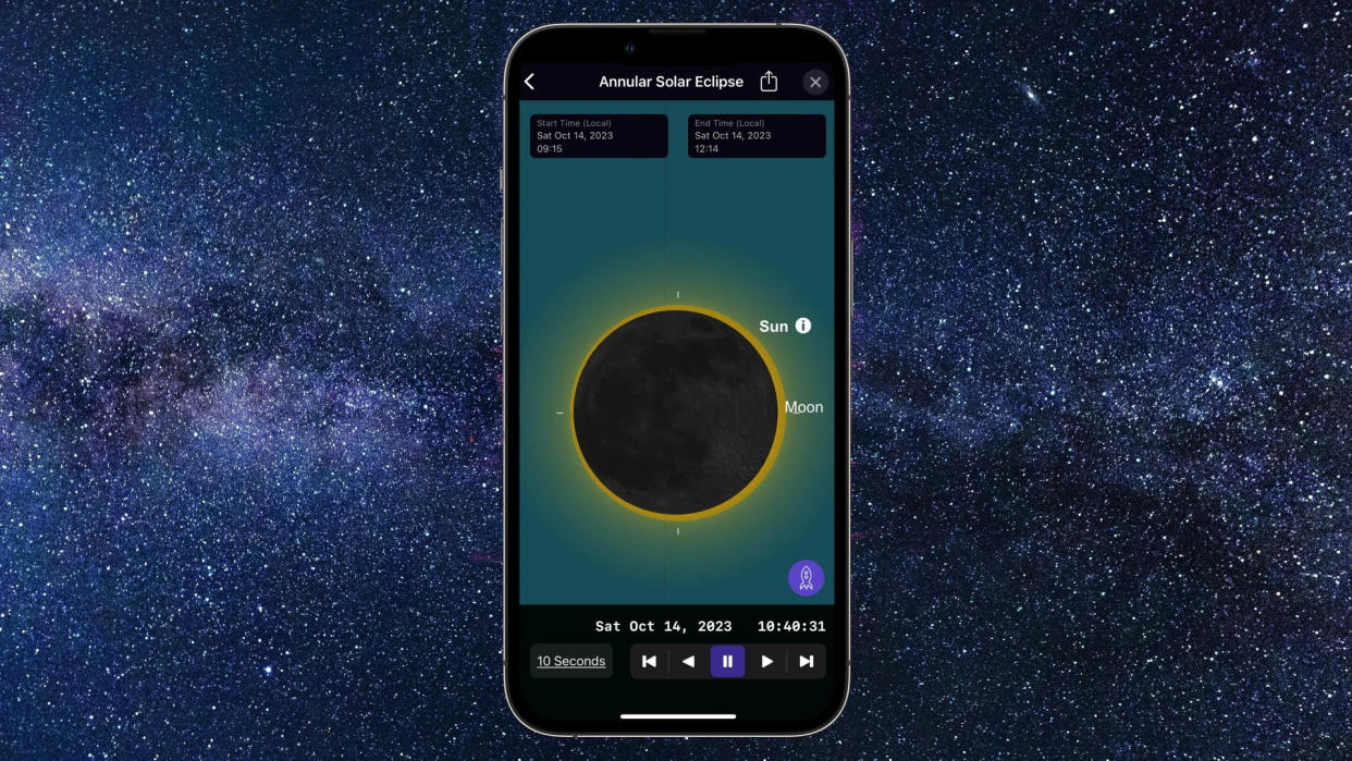 Un teléfono con una imagen de un eclipse solar.