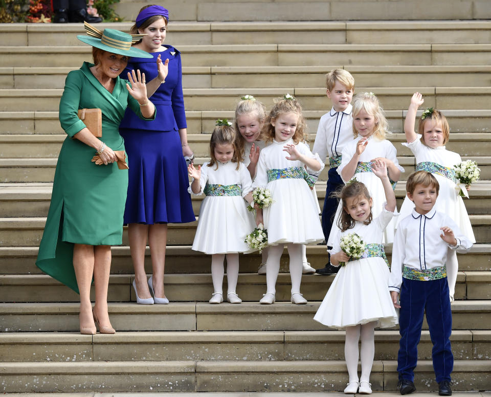 Sarah Ferguson y la princesa Beatriz, las damas de honor y pajecitos, incluidos el príncipe Jorge y la princesa Carlota, saludan tras la boda de la princesa Eugenia y Jack Brooksbank en la Capilla de San Jorge, en el Castillo de Windsor, el viernes 12 de octubre del 2018 cerca de Londres, Inglaterra. (Toby Melville, Pool via AP)