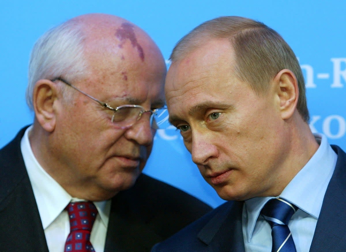 Russian President Vladimir Putin (R) listens to former President of the Soviet Union Mikhail Gorbachev during a news conference following bilateral talks with German Chancellor Gerhard Schroeder at Schloss Gottorf Palace in the northern German town of Schleswig, Germany December 21, 2004 (REUTERS)