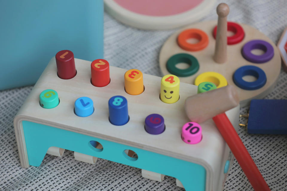 數字打地鼠玩具用作訓練小朋友的協調、說話及語言能力。
