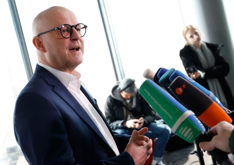 Martin Seiler, Chief Human Resources Officer of Deutsche Bahn (DB), talks to journalists at a press conference about the agreement with the GDL in the wage dispute. Carsten Koall/dpa