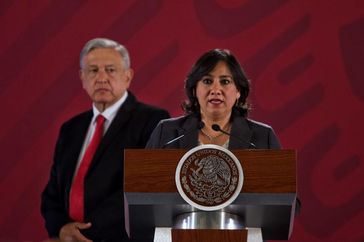 Irma Eréndira Sandoval, exsecretaría de la Función Pública junto al presidente de México, Andrés Manuel López Obrador | 
FOTO: ANDREA MURCIA /CUARTOSCURO.COM
