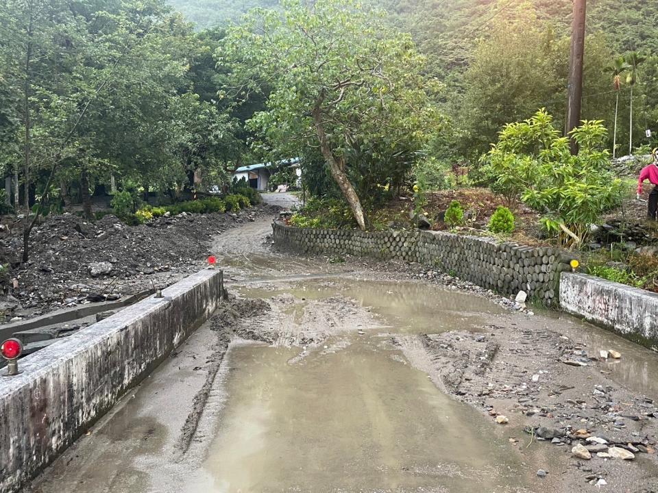 受海葵颱風帶來豪大雨，宜蘭縣南澳鄉碧候溫泉聯外道路大規模土石坍方中斷，公所已派員搶修。警方提供