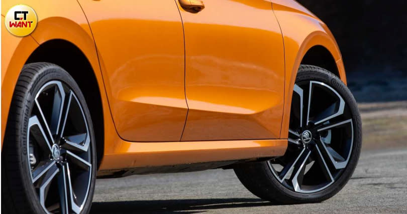 配置比以往更大的18吋雙色削切鋁圈，以及扁平比為215/40R18的馬牌輪胎，幾乎要將整個輪拱處塞滿，運動感十足。不過，據了解，真正上市時配備的輪胎尺寸應該會回歸到16或17吋。