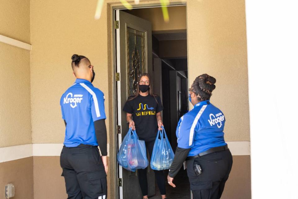 Kroger cobra una tarifa de entrega de $9.95 por cada pedido. El programa de afiliación Boost de Kroger tiene una cuota anual de $59 y los clientes obtienen entregas gratuitas durante un año siempre que su pedido sea igual o superior a $35 cada vez. Las instalaciones de Kroger en Groveland, Tampa y Jacksonville seguirán operativas. La del sur de la Florida cerrará en mayo de 2024. Kroger