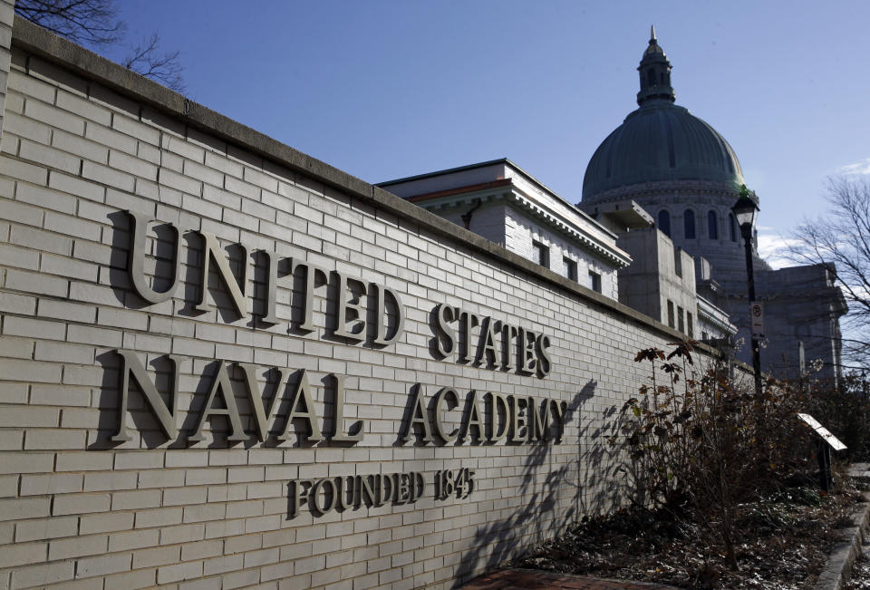 Archivo - Una entrada al campus de la Academia Naval de Estados Unidos, el 9 de enero de 2014 en Annapolis, Maryland. Aumentaron las agresiones sexuales en las academias militares del país durante el año escolar 2021-22 y una de cada cinco estudiantes mujeres dijeron en una encuesta que experimentaron contacto sexual no deseado, según pudo saber The Associated Press. (AP Foto/Patrick Semansky, Archivo)