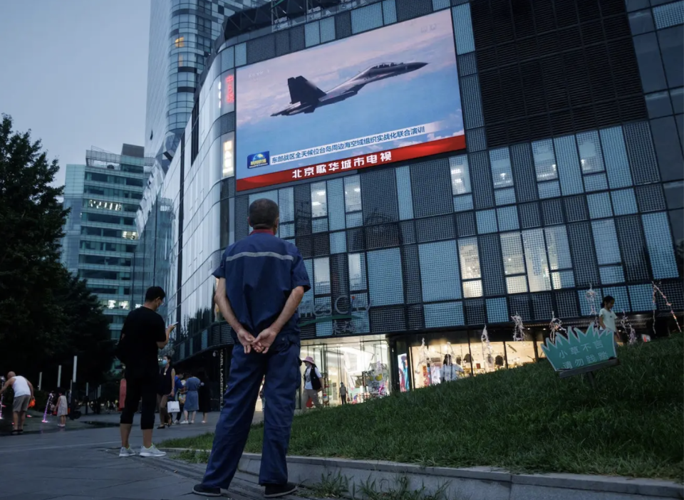 Ein Mann sieht sich eine Nachrichtensendung über Militäroperationen der chinesischen Volksbefreiungsarmee (PLA) in der Nähe von Taiwan in Peking, China, am 3. August 2022 an. - Copyright: Thomas Peter/Reuters