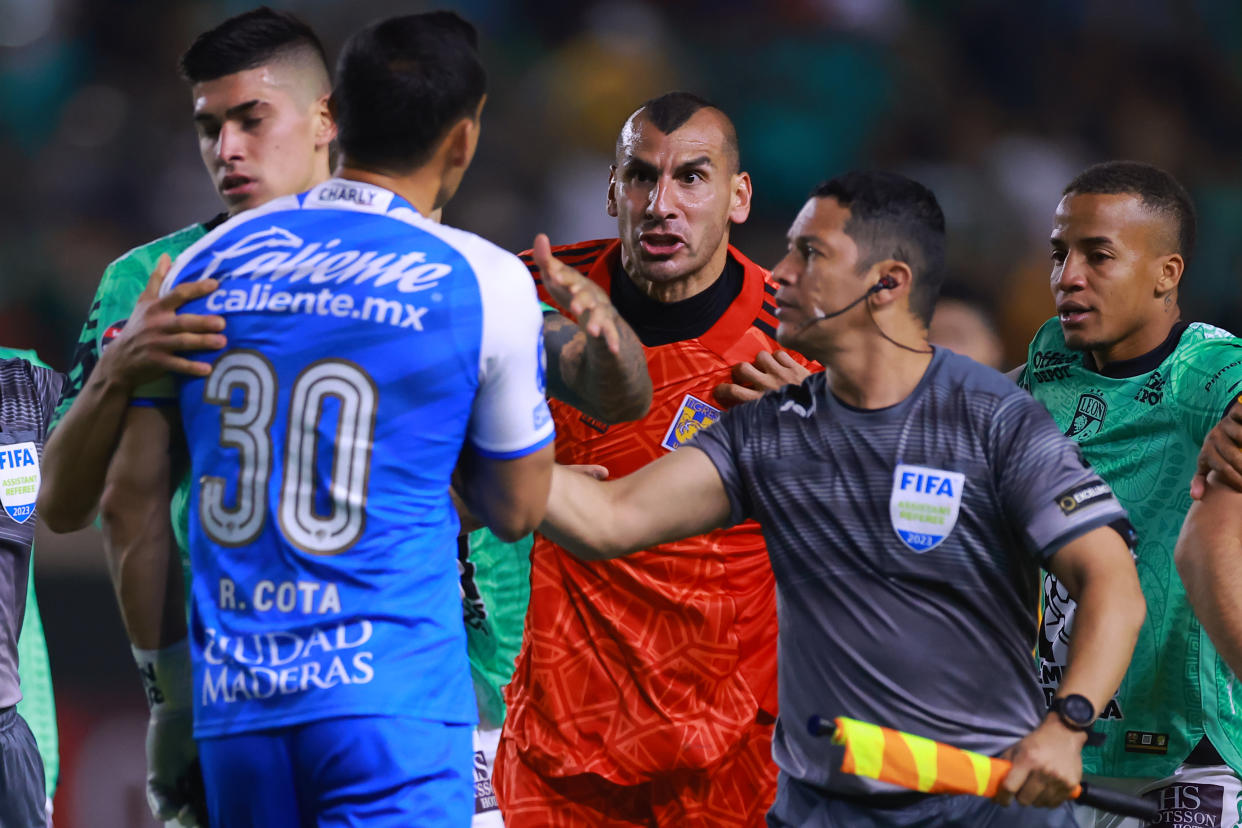 Nahuel Guzmán fue a buscar a Rodolfo Cota una vez finalizado el partido entre León y Tigres por las semifinales de la Concachampions. (Hector Vivas/Getty Images)