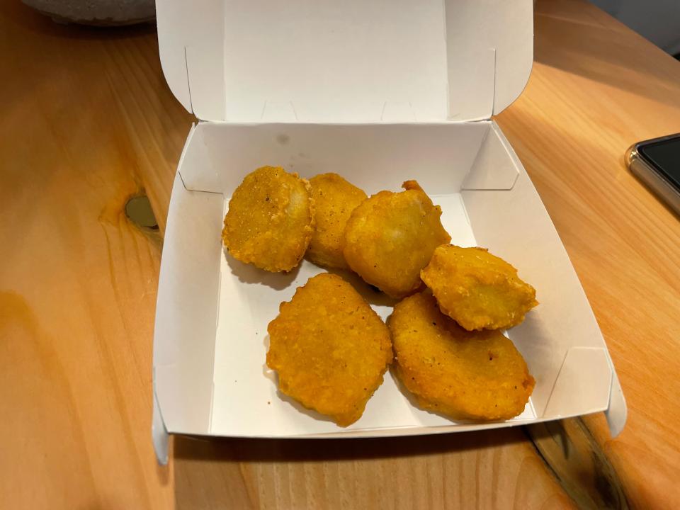 Picture of 6 plant-based chicken nuggets.