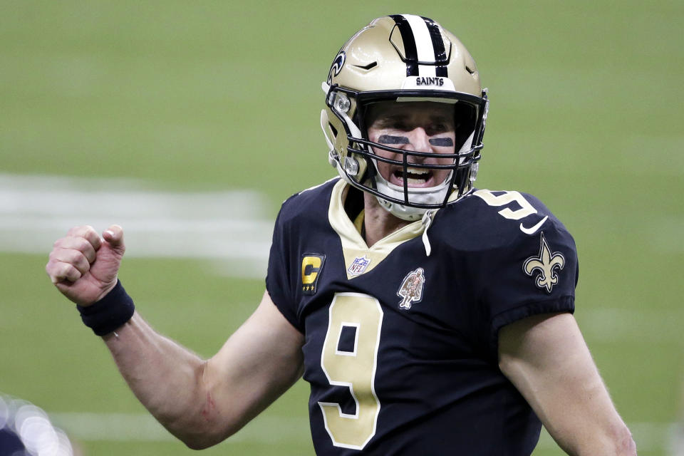 El quarterback Drew Brees (9) de los Saints de Nueva Orleáns tras el touchdown de Alvin Kamara en el partido de los playoffs contra los Bears de Chicago, el 10 de enero de 2021. (AP Foto/Butch Dill)