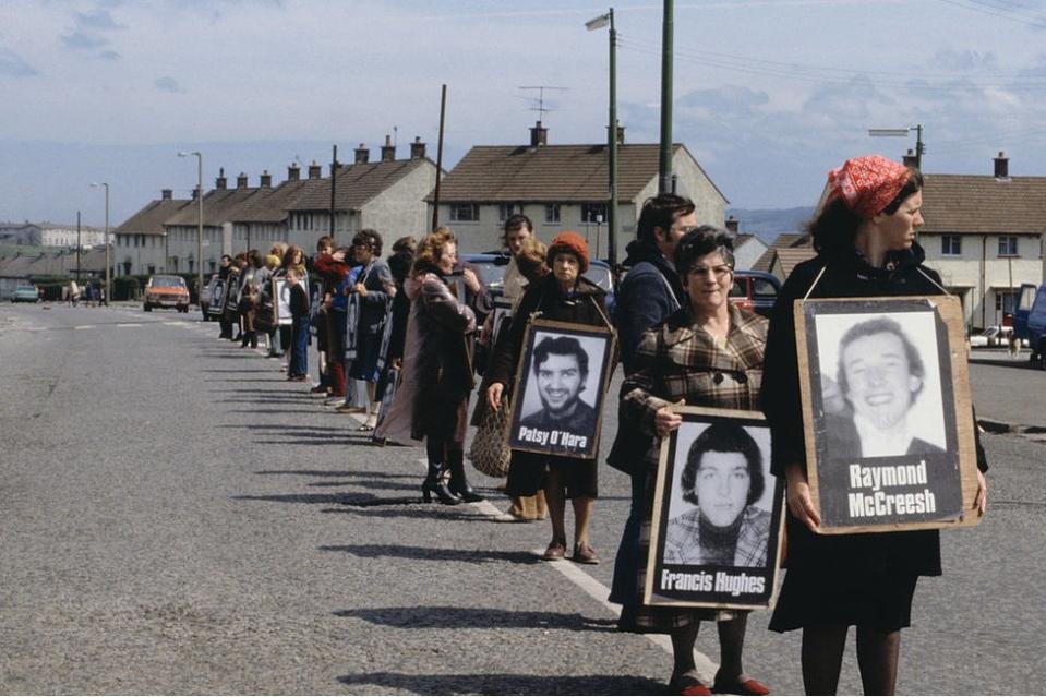 Manifestantes en Belfast celebran una vigilia silenciosa por los huelguistas de hambre de 1981