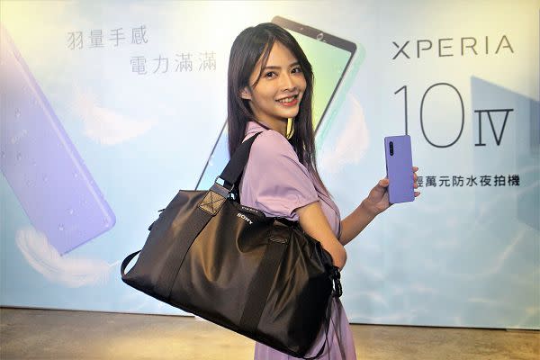 Sony Mobile 的「極輕潮旅包」早鳥首購禮。（圖：柯宗鑫攝）