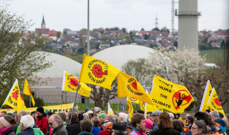 Activistas celebran el cierre de la planta nuclear de Neckarwestheim