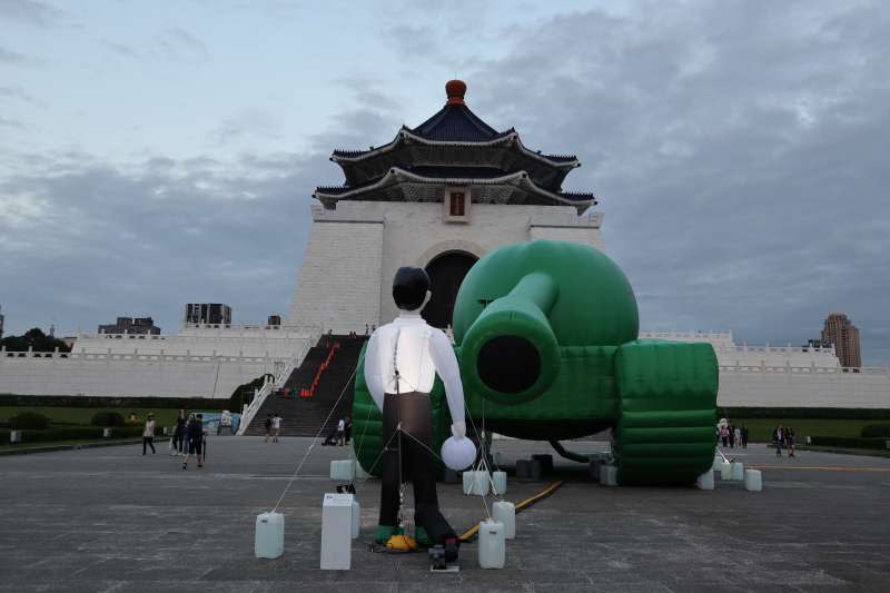 今年是「六四30周年」，自由廣場巨型的綠色坦克戶外裝置藝術，重現了六四天安門事件中的知名照片場景「坦克人」。（蔡娪嫣攝）