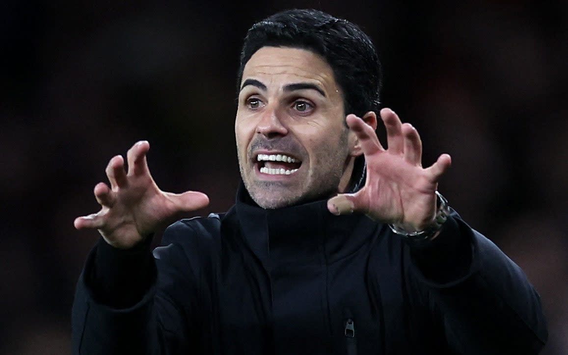 Mikel Arteta gesticulates to his players