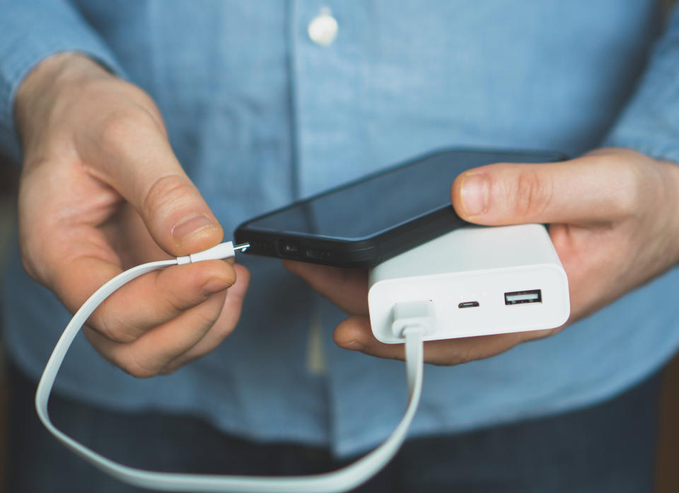 Du solltest immer dein eigenes Ladegerät mitbringen oder in eine mobile Power Bank investieren. (Symbolbild: Getty Images)