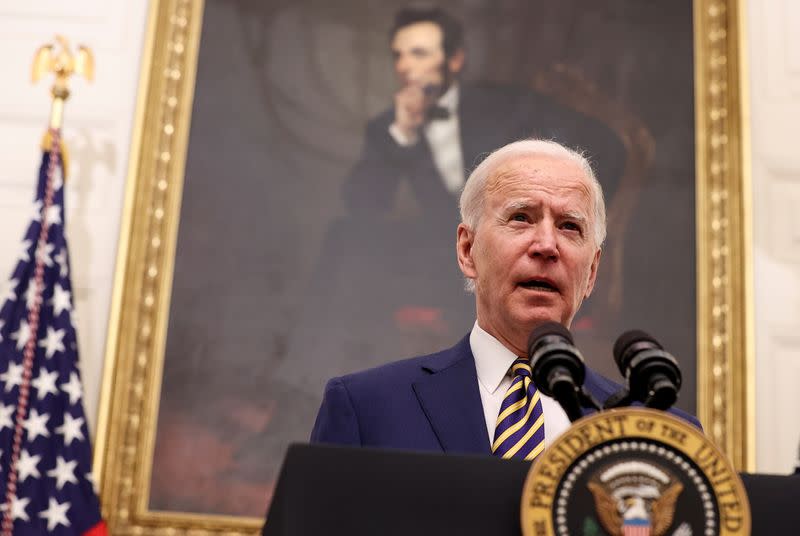 IMAGEN DE ARCHIVO: El presidente de Estados Unidos, Joe Biden, habla en un acto en el Comedor de Estado de la Casa Blanca en Washingto,