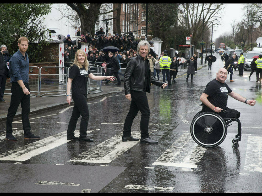 Auf dem berühmten Zebrastreifen der Abbey Road erinnern Prinz Harry und Co. an die Beatles. (Bild: imago images / i Images)