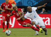 Switzerland's Valon Behrami (L) fights for the ball with Wilson Palacios of Honduras during their 2014 World Cup Group E soccer match at the Amazonia arena in Manaus June 25, 2014. REUTERS/Siphiwe Sibeko (BRAZIL - Tags: SOCCER SPORT WORLD CUP)