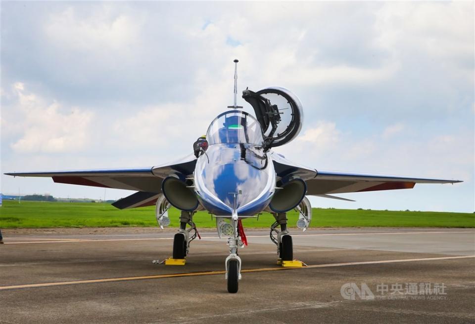 國防部推動國機國造，針對「勇鷹」高教機（圖）時程，根據送交立法院的報告指出，將於2021年11月至2023年2月進行小批量生產，2023年3月開始量產，預計2026年6月前按計畫完成66架交機。(中央社檔案照片)