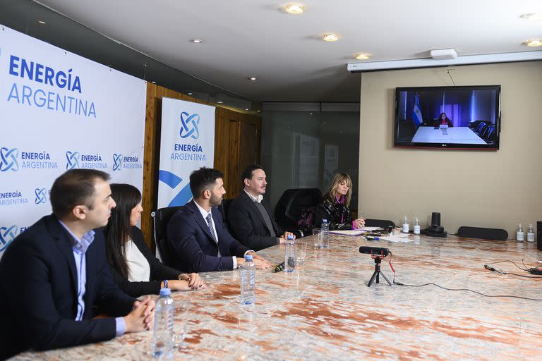 Apertura de sobre para la construcción del gasoducto Néstor Kirchner, con la presencia de Silvina Batakis, ministra de Economía, Agustín Gerez, presidente de Enarsa, y Federico Basualdo, subsecretario de Energía Eléctrica