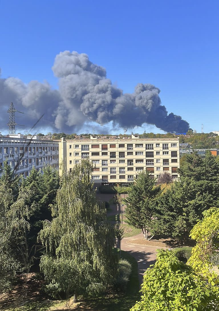 Vista del humo causado por un incendio en el Mercado de Rungis, un enorme centro de productos agrícolas y alimentos en los suburbios del sur de París, Francia, el domingo 25 de septiembre de 2022. (Foto Martin Rouger vía AP)